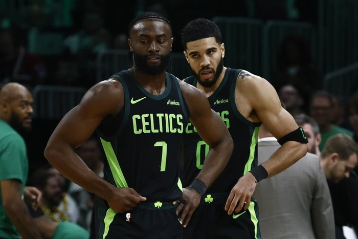 杰伦布朗爆发率队逆转太阳 绿军双核联手力克对