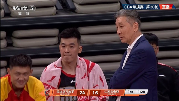 贺希宁三分神准砍31分 深圳大胜江苏郭导观战