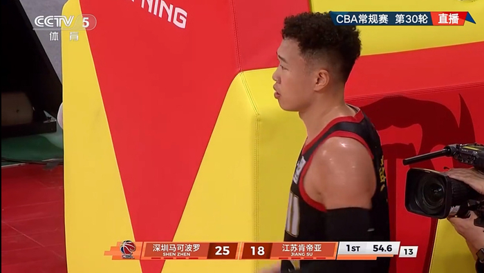 贺希宁三分神准砍31分 深圳大胜江苏郭导观战